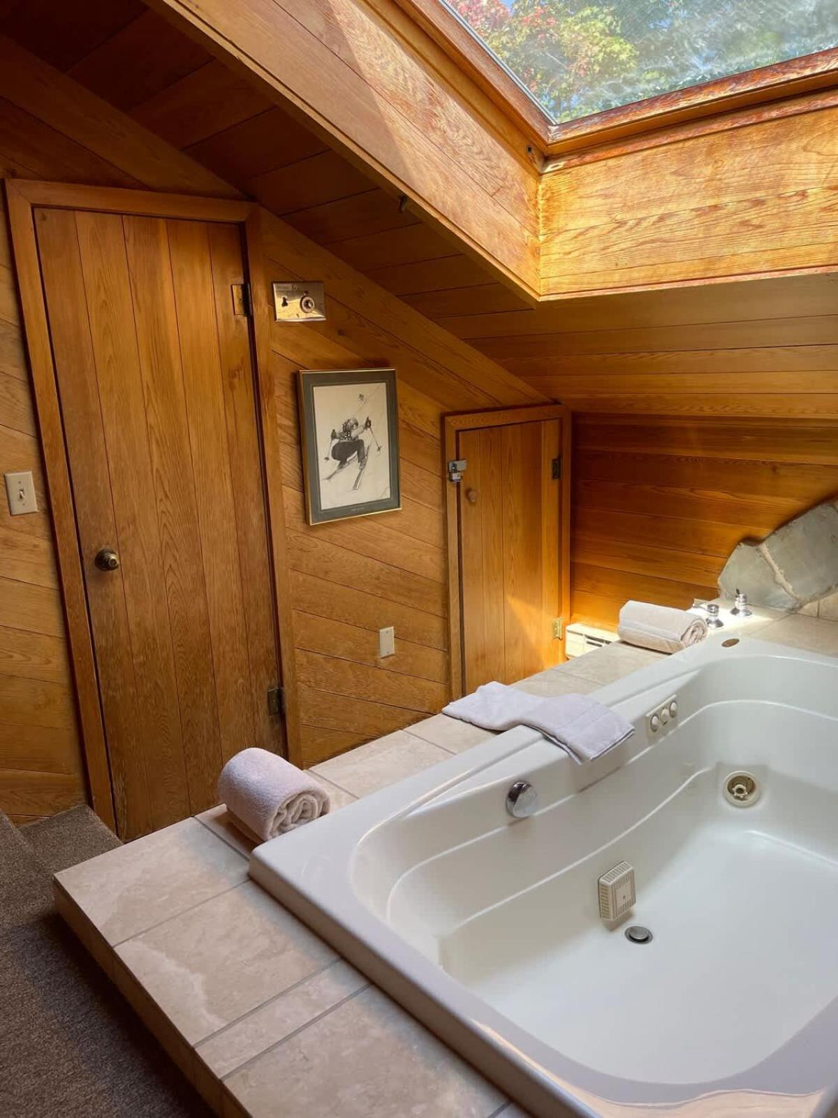 Top Floor Luxury, Sauna, Private Pool, Lake Bellaire Beach, 5 Beds, 4 Full Bath 外观 照片