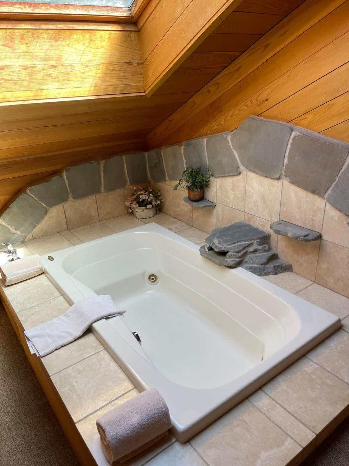 Top Floor Luxury, Sauna, Private Pool, Lake Bellaire Beach, 5 Beds, 4 Full Bath 外观 照片