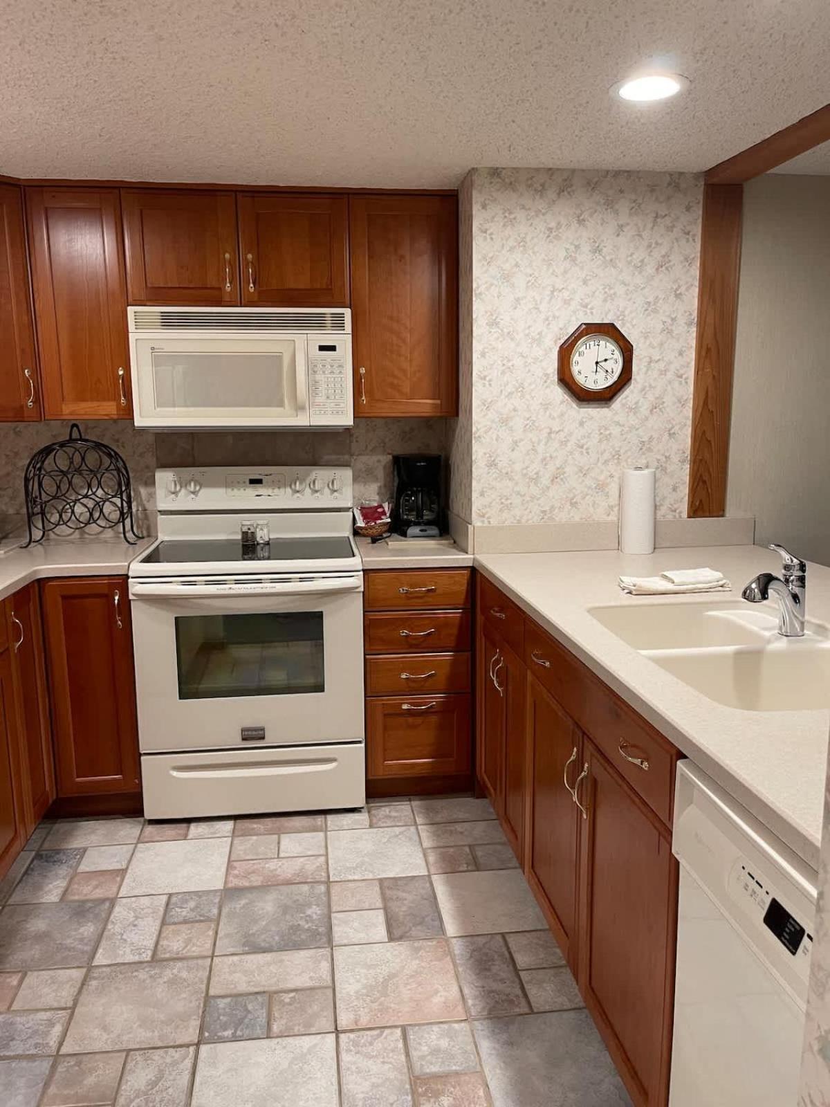 Top Floor Luxury, Sauna, Private Pool, Lake Bellaire Beach, 5 Beds, 4 Full Bath 外观 照片